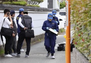 男性が刺された現場付近を調べる警察官＝25日午前11時6分、福岡市西区