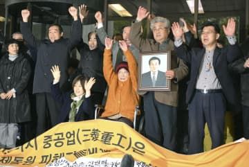 訴えが認められ、韓国最高裁前で喜ぶ原告ら＝2018年11月、ソウル（共同）