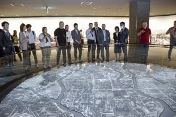 広島市の原爆資料館で「ホワイトパノラマ」を見学するウクライナの行政官ら＝25日午後