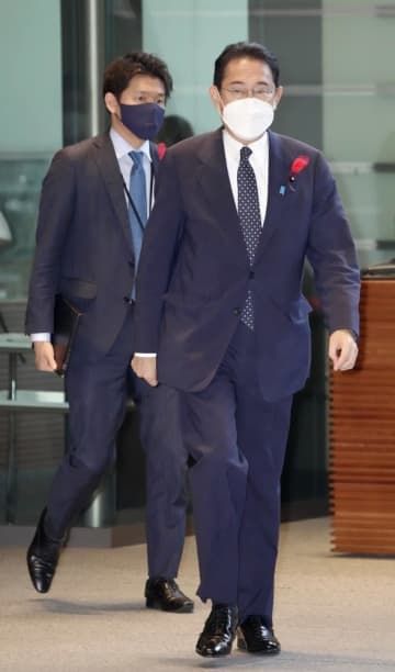 首相官邸に入る岸田首相（手前）と長男翔太郎氏＝22年10月