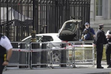 ロンドン中心部のダウニング街のゲートに突っ込んだ車＝25日（AP＝共同）