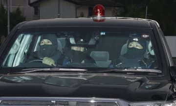 長野県中野市で住宅に立てこもっていた男を乗せ、同県警中野署に入る車＝26日午前4時54分