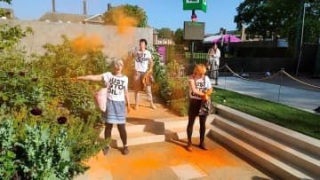 25日、ロンドンで開催中のチェルシーフラワーショーの会場で、塗料をまき散らす環境活動家ら（ジャスト・ストップ・オイル提供、ロイター＝共同）