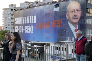 トルコ大統領選の野党統一候補、クルチダルオール氏の選挙ポスター。「シリア人は出て行く」と訴えている＝25日、イスタンブール（共同）