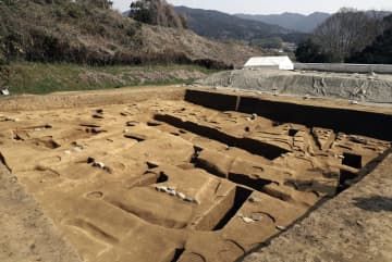 飛鳥時代の建物跡や石列が見つかった甘樫丘遺跡群の調査区＝3月、奈良県明日香村