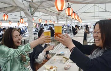 「仙臺横丁フェス」で乾杯する人たち＝26日午後、仙台市
