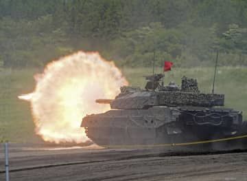静岡県の東富士演習場で行われた陸上自衛隊の「富士総合火力演習」で射撃訓練する10式戦車＝27日午前