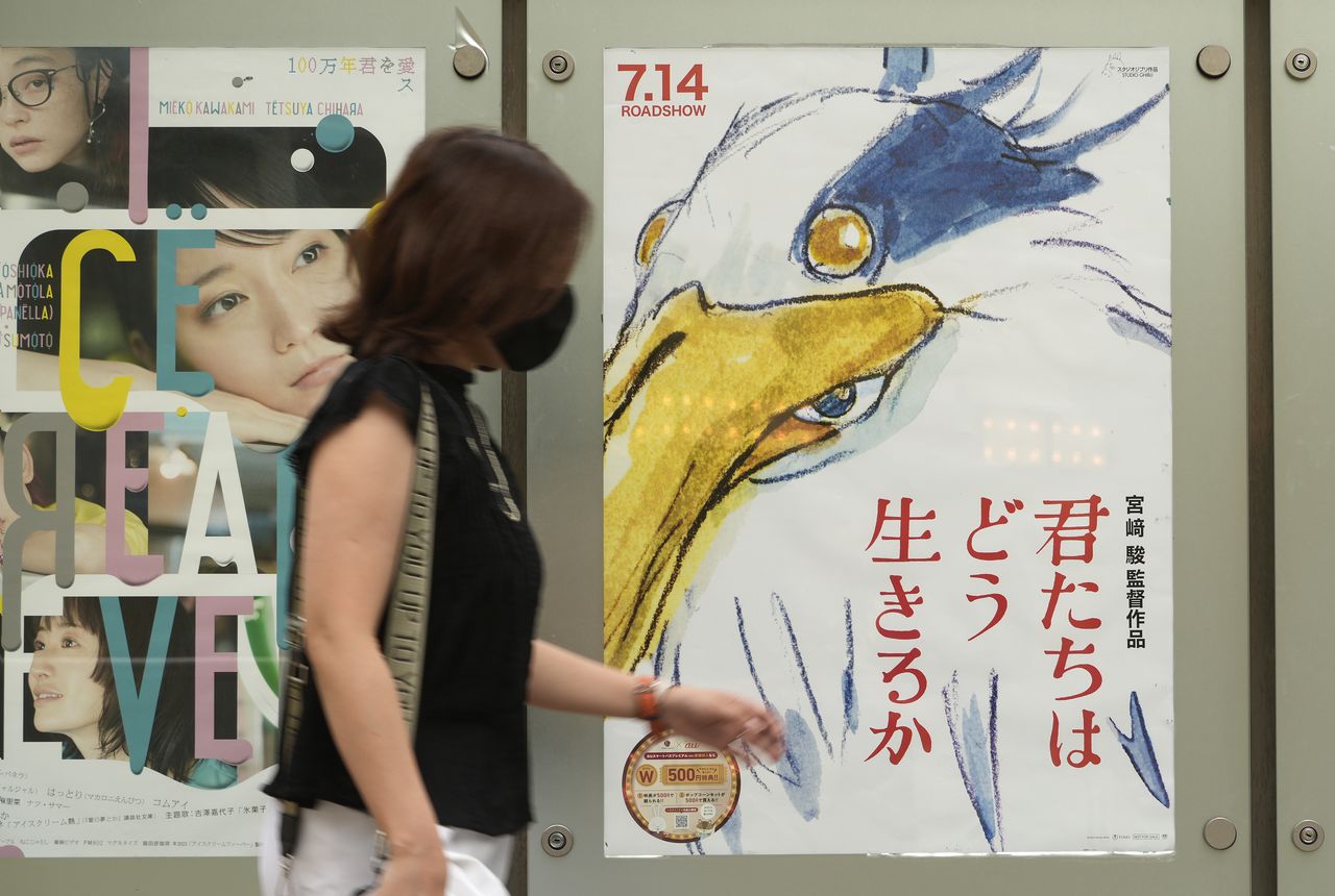 宮崎駿監督の10年ぶりの新作「君たちはどう生きるか」の映画ポスター(時事)