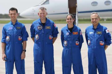 20日、米フロリダ州のケネディ宇宙センターに到着した古川聡飛行士（右端）ら（AP＝共同）