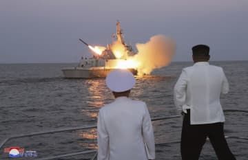 朝鮮人民軍海軍の東海艦隊に所属する第2水上艦戦隊を訪れ、戦略巡航ミサイルの発射訓練を視察する北朝鮮の金正恩朝鮮労働党総書記（右）（朝鮮中央通信＝共同）