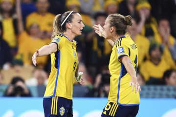 オーストラリア戦でチーム2点目のゴールを決め、祝福されるスウェーデンのアスラニ（左）＝ブリスベン（ゲッティ＝共同）