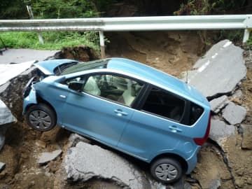 陥没した道路に転落した車＝21日、愛知県設楽町（県提供）