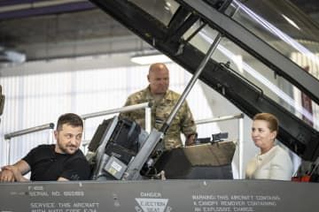 デンマークの空軍基地でF16戦闘機の座席に座るウクライナのゼレンスキー大統領（左）とデンマークのフレデリクセン首相（右）＝20日（Mads　Claus　Rasmussen/Ritzau　Scanpix提供・AP＝共同）