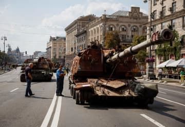 破壊されたロシア軍車両の展示会に参加する人たち＝21日、ウクライナ・キーウ（ロイター＝共同）