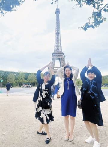松川るい参院議員（中央）がSNSに投稿した、パリの観光名所エッフェル塔前でポーズを取る写真。現在は削除されている
