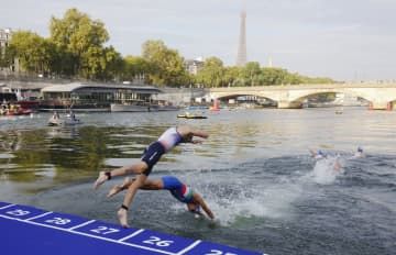 トライアスロンのパリ五輪テスト大会でセーヌ川を泳ぐ選手ら＝18日（ロイター＝共同）