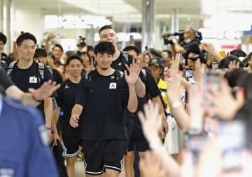 那覇空港に到着し、ファンの出迎えを受けるバスケットボール男子日本代表＝22日夕