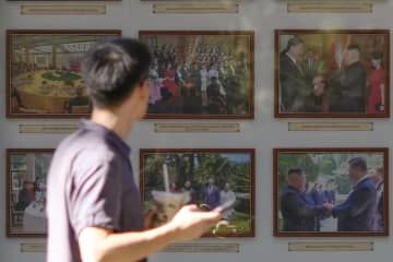 北京市内の北朝鮮大使館前に掲示されている金正恩朝鮮労働党総書記と中国の習近平国家主席が一緒に写った写真＝22日（共同）