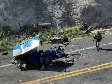 南米ベネズエラからの移民らを乗せたバスがトラックと衝突し、少なくとも16人が死亡した事故現場＝22日、メキシコ南部オアハカ州（ロイター＝共同）
