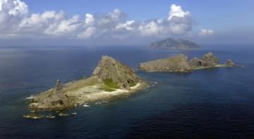 沖縄県・尖閣諸島。手前から南小島、北小島、魚釣島