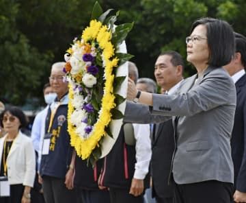 23日、台湾・金門島で行われた金門砲戦65年の式典で、花輪を手にする蔡英文総統。その左は侯友宜・新北市長（共同）