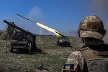 ロシア軍に向けてロケット砲を発射するウクライナ兵＝19日、ウクライナ南部ザポロジエ州（ロイター＝共同）