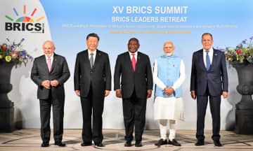 BRICS首脳会議に出席した加盟5カ国の首脳ら。左から2人目が中国の習近平国家主席＝23日、南アフリカ・ヨハネスブルク（BRICS提供・ゲッティ＝共同）