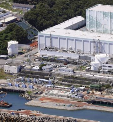 東京電力福島第1原発の処理水を希釈、放出するための設備（手前）＝22日（共同通信社ヘリから）