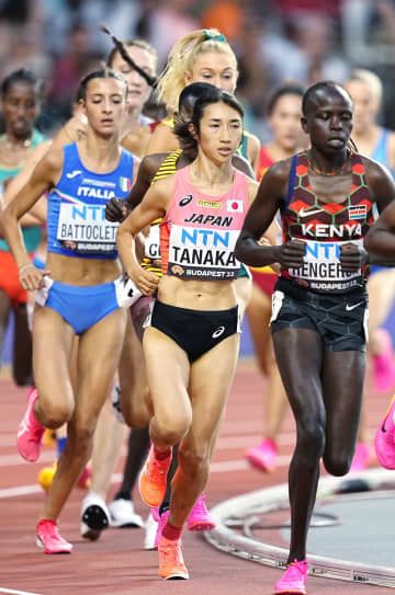 女子5000メートル予選　14分37秒98の日本新記録で決勝進出を決めた田中希実（右から2人目）＝ブダペスト（共同）