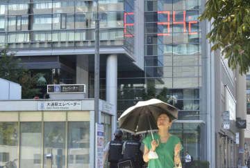 気温が上昇した札幌市中心部＝24日午前