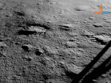 インド宇宙研究機構が公開した月南極の写真＝23日（同機構提供・共同）