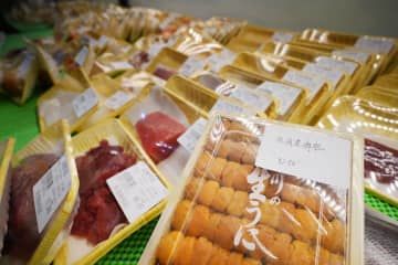 7月、北京市内の販売店で売られる日本産のウニ（手前右）（共同）