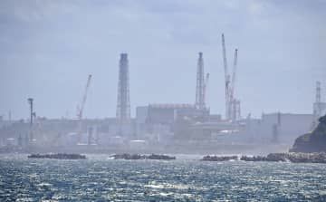 処理水の海洋放出を始めた東京電力福島第1原発＝24日午後1時5分