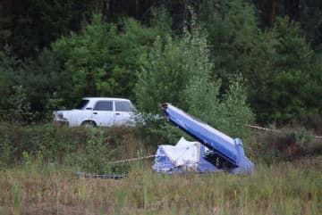小型ジェット機の墜落現場付近で見つかった機体の一部＝24日、ロシア・トベリ州（ロイター＝共同）