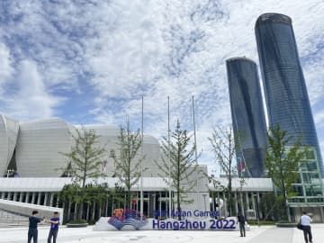 杭州アジア大会のテニス会場（左）と近隣の高層ビル＝6月、杭州（共同）