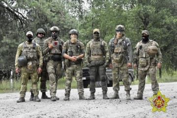 7月に公開された、ベラルーシ特殊作戦部隊員とワグネル戦闘員の画像＝ブレスト州（ベラルーシ国防省提供、AP＝共同）