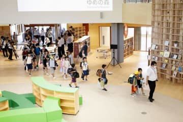 完成した「学び舎ゆめの森」の校舎に入る子どもたち＝25日午前、福島県大熊町