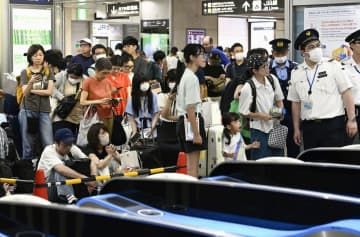 16日午後、東海道新幹線が再び運転を見合わせ、疲れた表情の乗客ら＝JR名古屋駅
