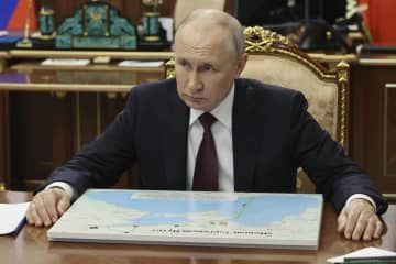 24日、ロシア・モスクワで会談するプーチン大統領（AP＝共同）
