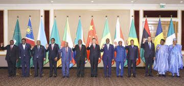 アフリカの首脳らと記念写真に納まる中国の習近平国家主席（中央）＝24日、南アフリカ・ヨハネスブルク（新華社＝共同）