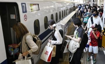 お盆のUターンラッシュで混雑するJR新大阪駅の新幹線ホーム＝13日