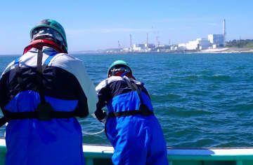 処理水の海洋放出が始まった東京電力福島第1原発の周辺で行われた海水の採取作業＝25日（環境省提供）
