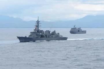 訓練中の海上自衛隊の護衛艦「さみだれ」（左）とフィリピン海軍の揚陸艦（海自提供・共同）