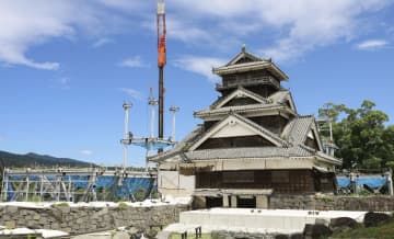 2016年の熊本地震からの復旧作業が続く、熊本城の宇土櫓＝4日、熊本市
