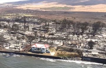山火事で壊滅的被害を受けた米ハワイ州マウイ島ラハイナで、火の手を逃れた住宅＝11日（同州提供、共同）
