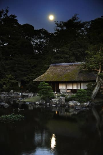桂離宮上空の月と池に映る月＝2015年9月、京都市西京区