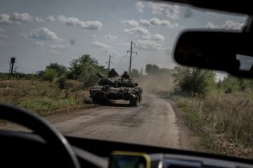 ウクライナ南部ザポロジエ州ロボティネ付近に展開するウクライナ軍戦車＝25日（ロイター＝共同）
