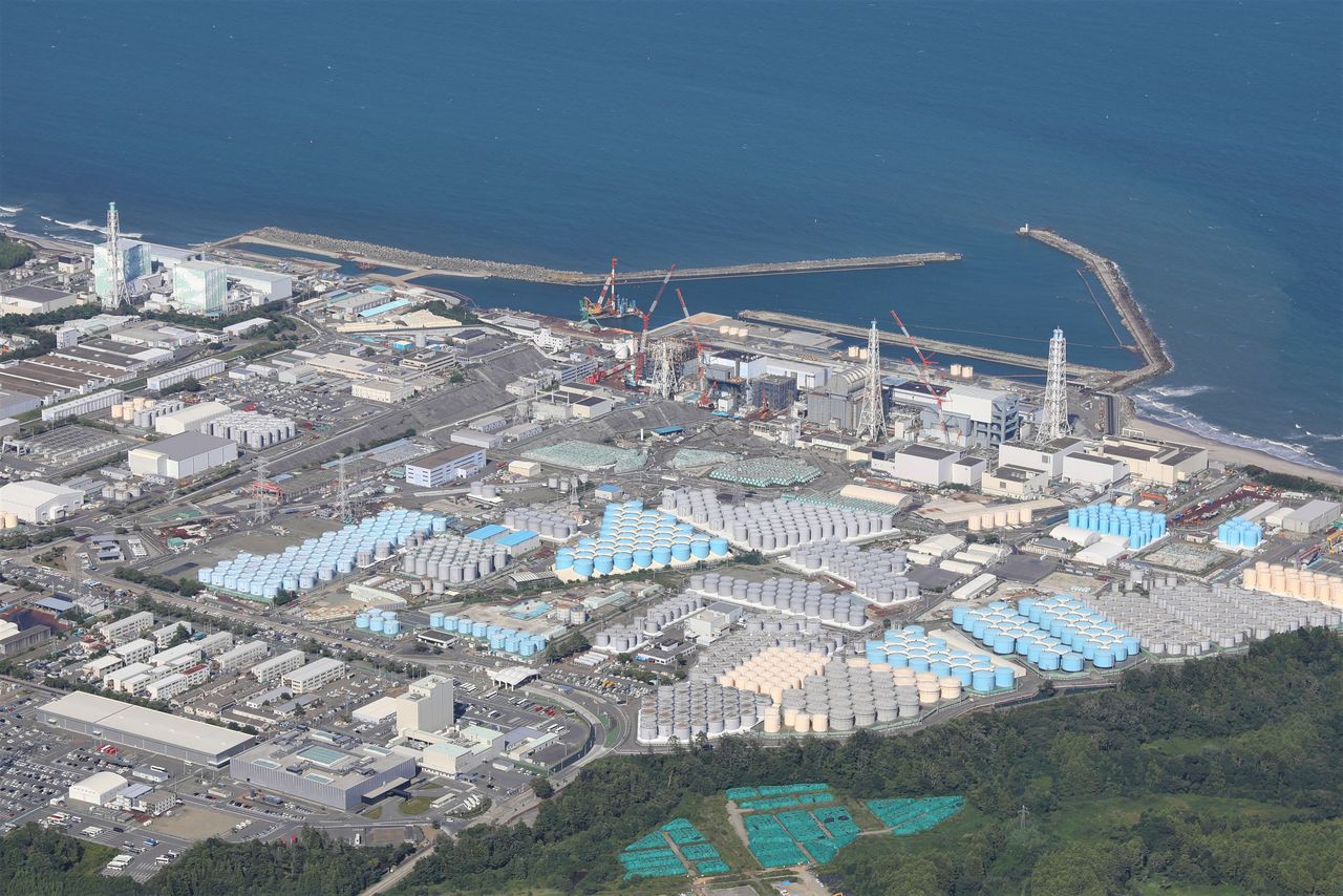 処理水の海洋放出が開始された東京電力福島第一原発（24日午後撮影、時事通信チャーター機より）時事