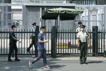 警戒態勢が強化された北京の日本大使館＝26日（共同）