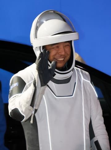 宇宙船クルードラゴン7号機への搭乗前に笑顔で手を振る古川聡飛行士＝26日、米フロリダ州のケネディ宇宙センター（共同）